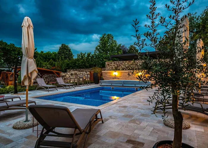 Mandilla Πανσιόν Köveskál